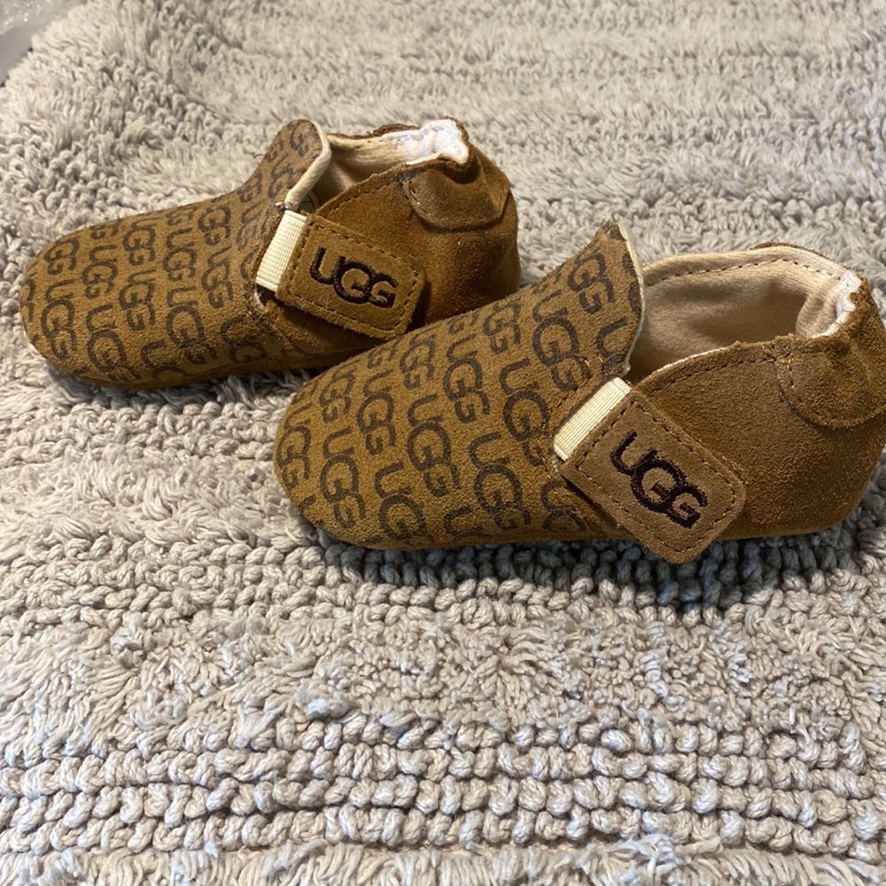 Baby Uggs Like New size 4-5